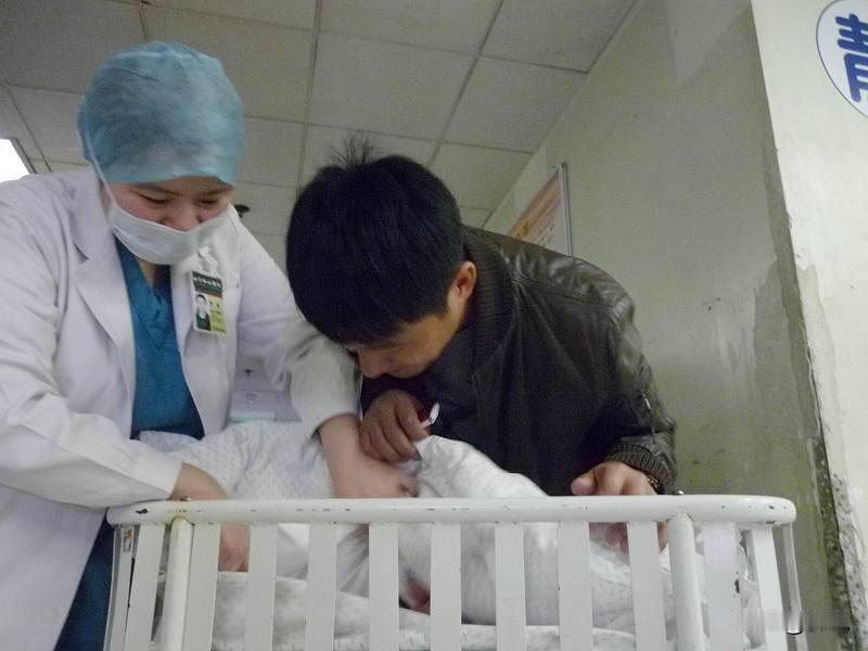 建议把亲子鉴定设为新生儿出生后的一项固定流程，这么做有几方面益处。第一，能给鉴