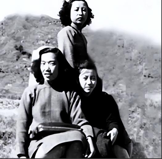 1948年， 小姑娘没拿稳，手上的万金油滑进了室内。特务弯腰去捡的一瞬间，小姑娘