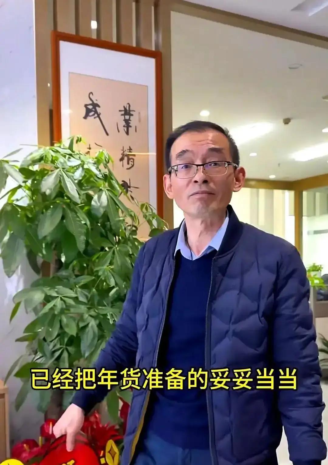 谢浩男除夕前发视频，说今年不回他爸家。他坐在老家书桌前，语气平静：陪妈贴春联