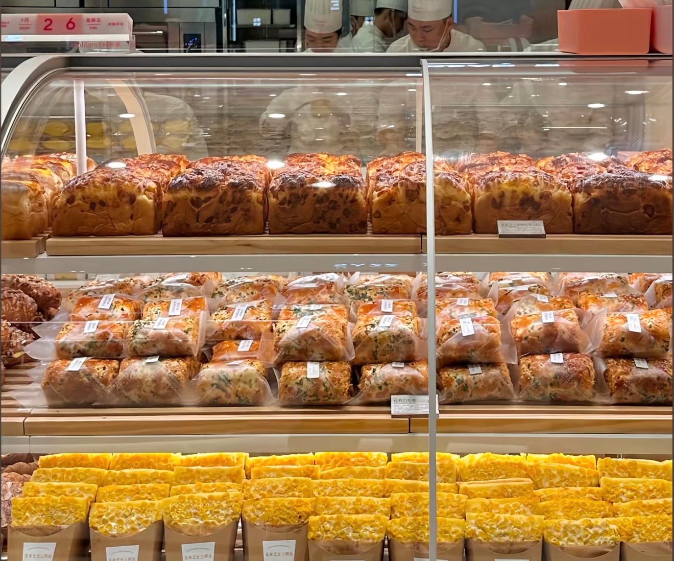 外国人被上海烘焙店震惊就看见不同种类的蛋糕，就震惊了，你们说这些老外，如果让他们