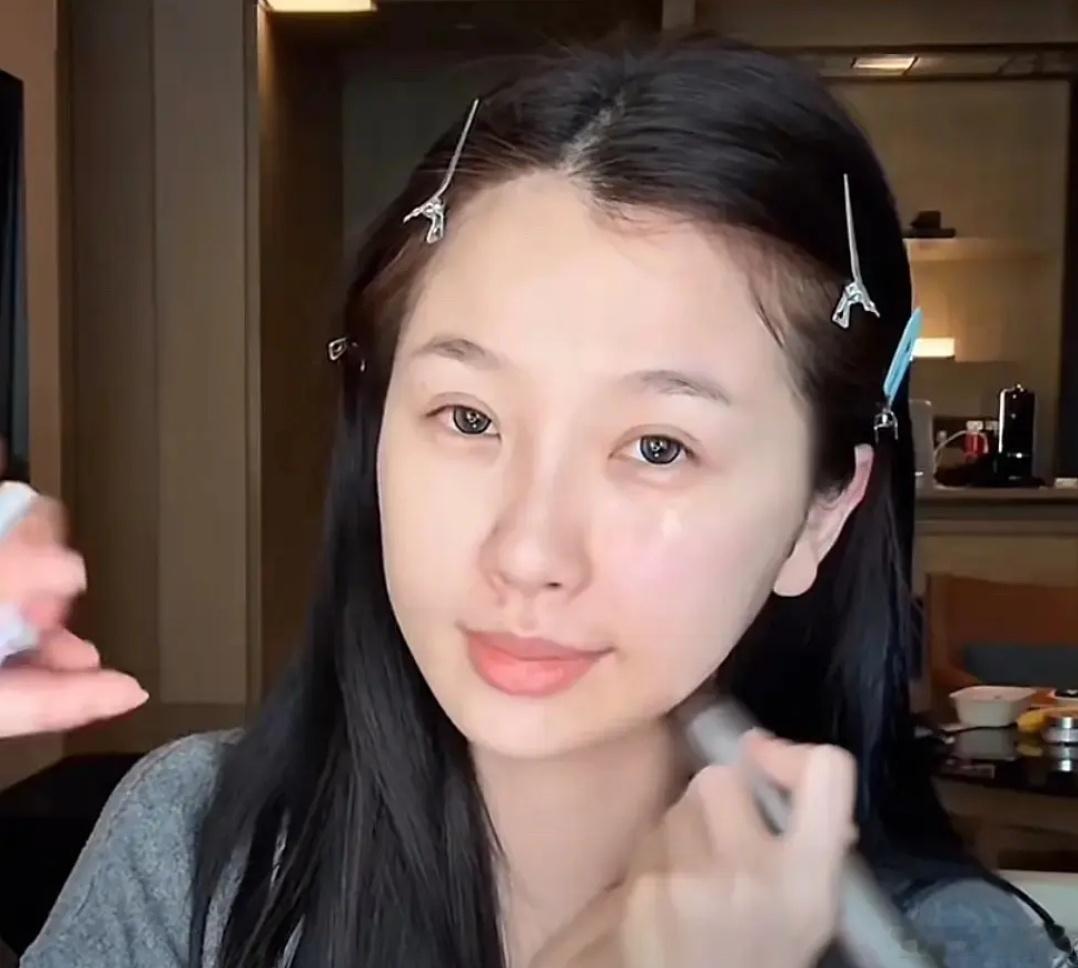 虞书欣对自己的素颜这么有自信吗？丢人堆里都认不出来是明星