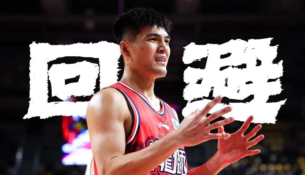 我当时愣了一下。刷直播，刚看到陈国豪热身上场，开场几分钟还投了个三分，动作挺顺的