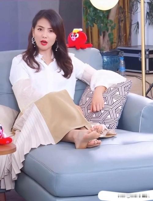 刘涛直播光脚丫确实挺好看，就是太随意了。