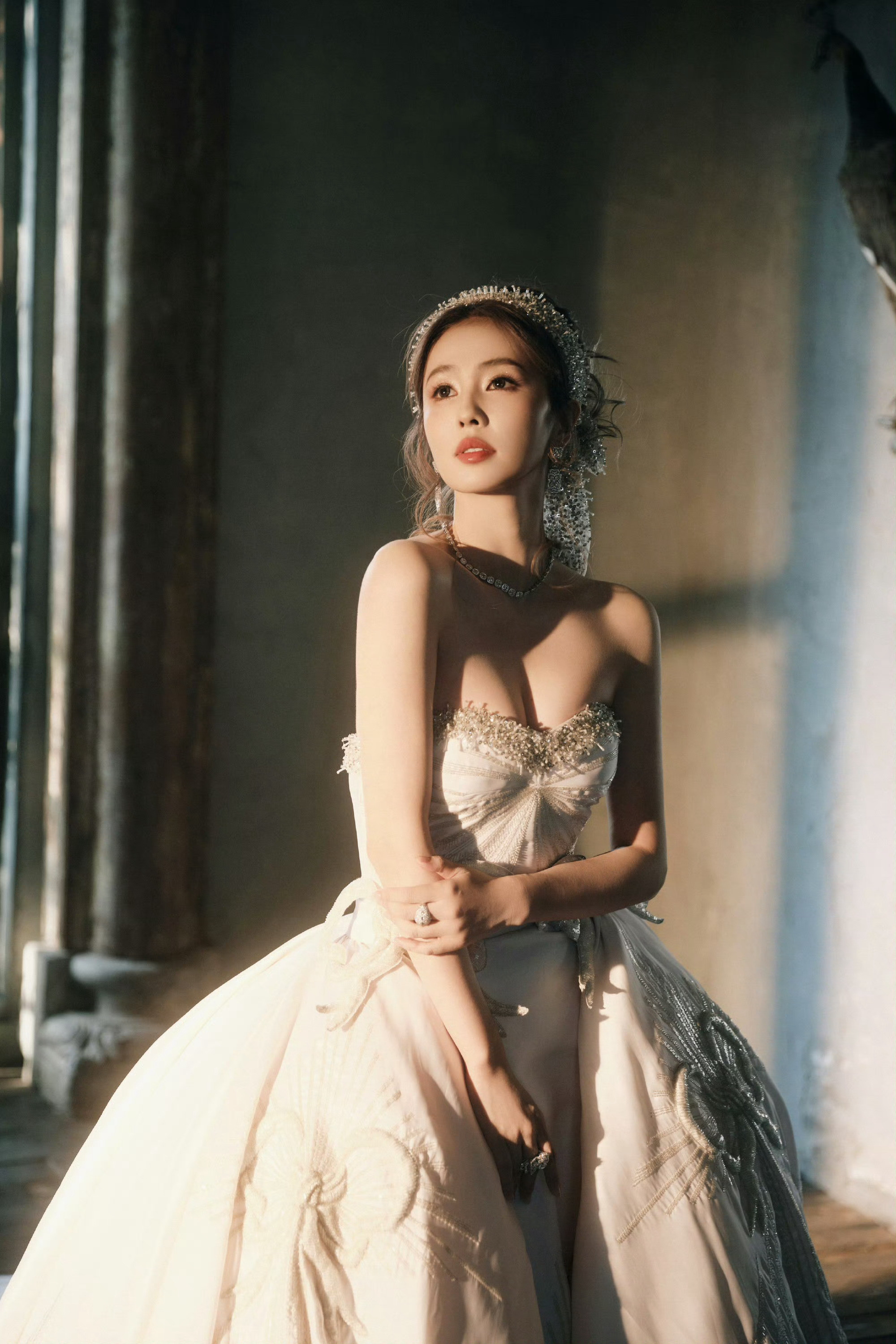 白鹿今日微博视界大会造型，好美的一套造型，去掉裙摆也好仙演绎Julien