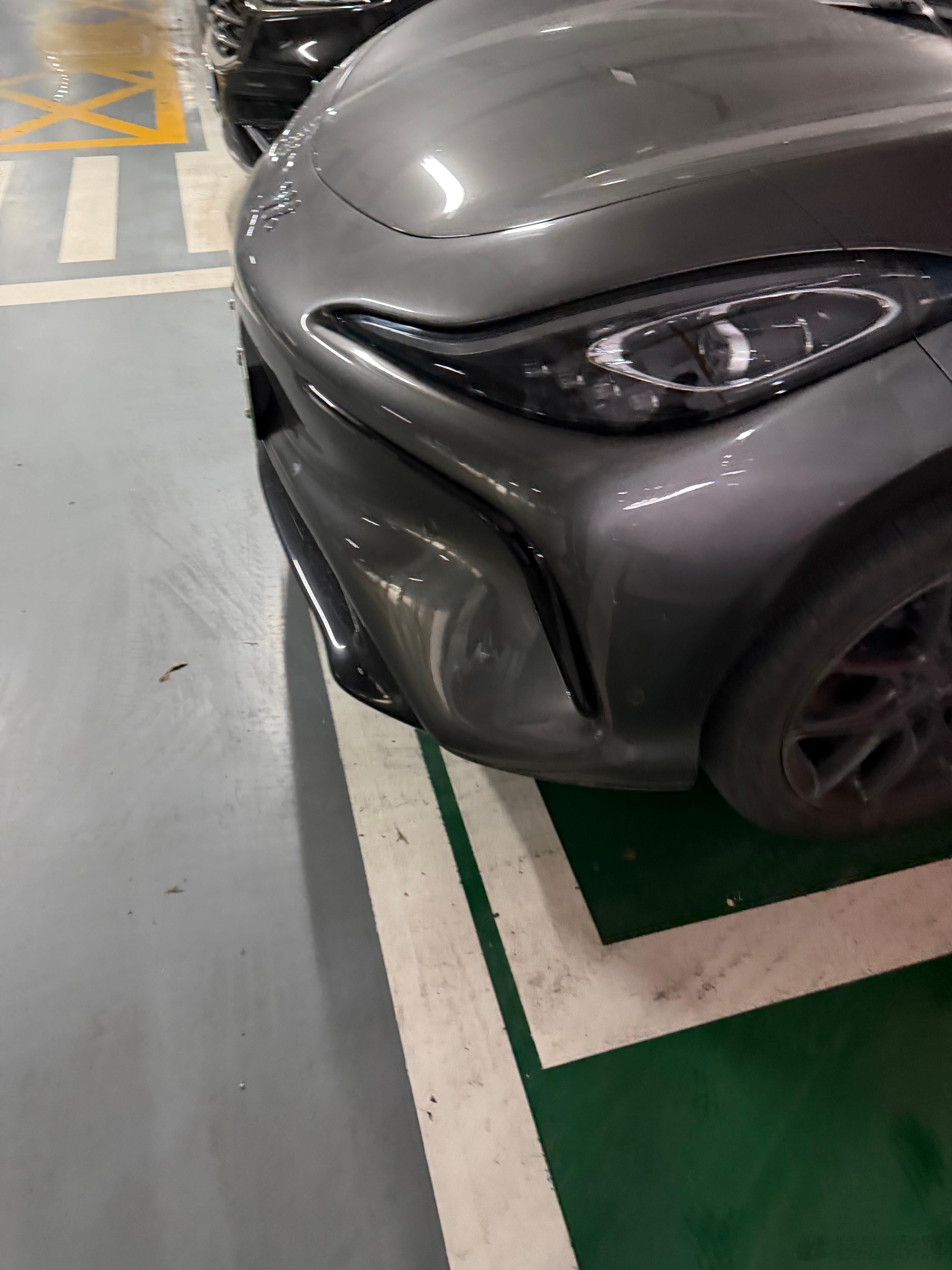 小区的车位真的是太小了。这不是我不买大车，买了都停不进去……现在的这车就4.9米