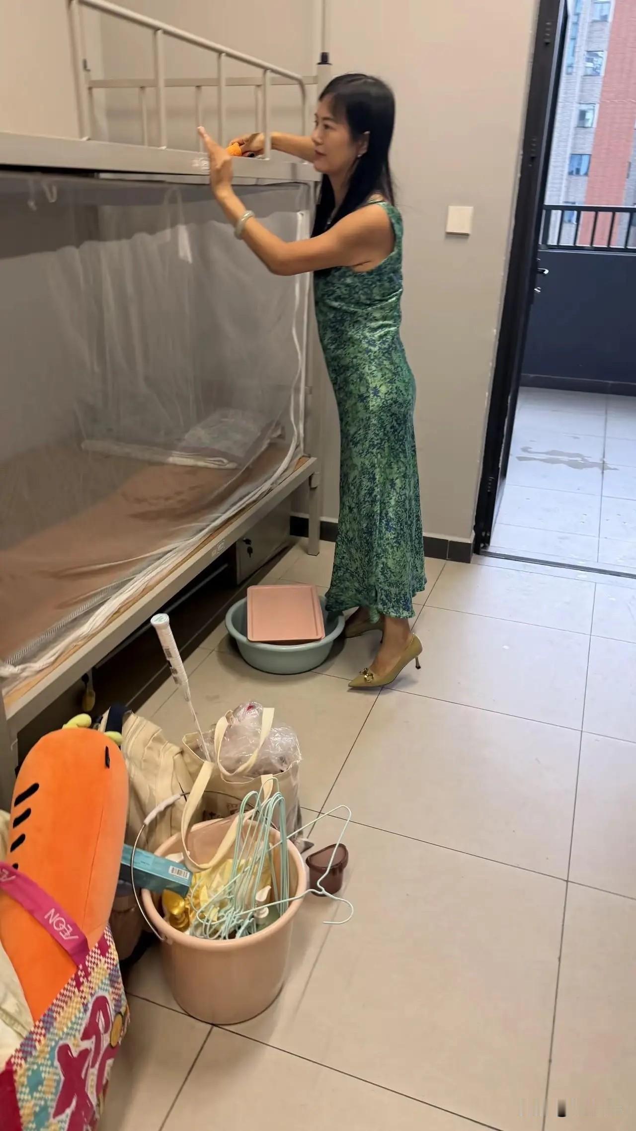 妈妈好勤快，给儿子铺床，辛苦了妈妈。