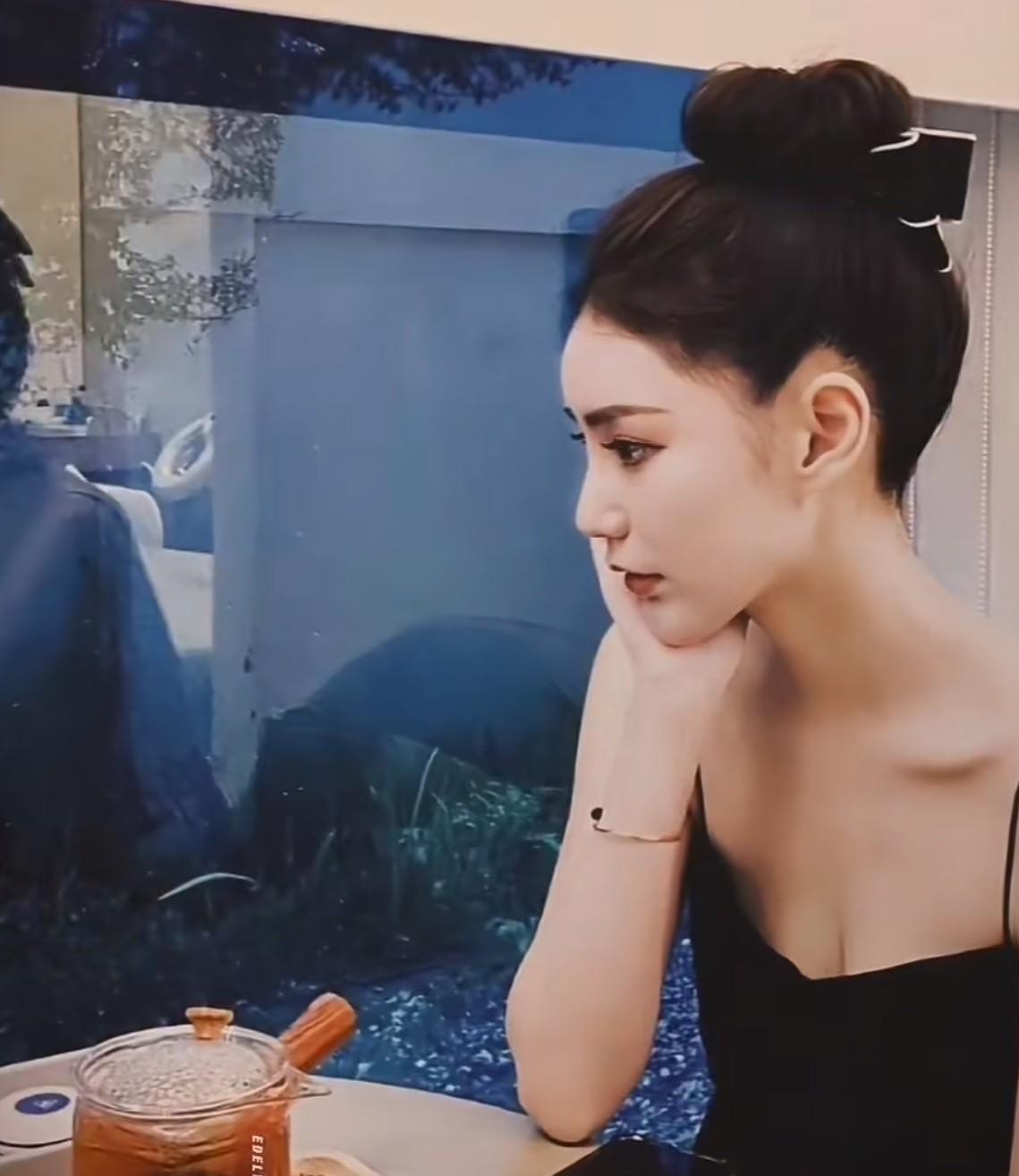 一大早马筱梅懒理沸沸扬扬的传闻，又晒出小吊带黑裙美照……画着精致妆容的马筱梅、