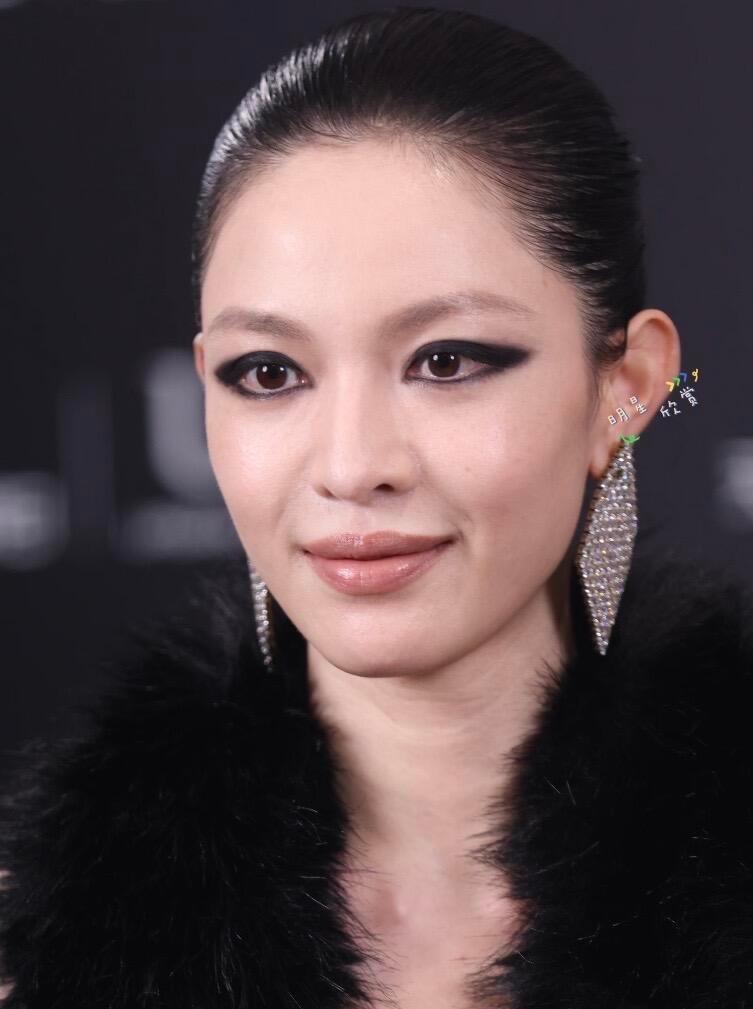 金晨再也不自己乱化妆了降本增效三大女明星，钟楚曦赵露思金晨，砍成本从化妆