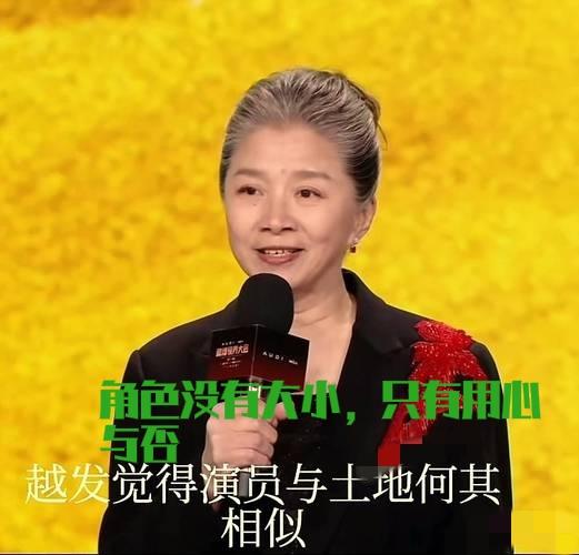 66岁迟蓬白发不染，极简穿搭，成为电视剧品质盛典上红地毯最特别的存在——秒杀全场