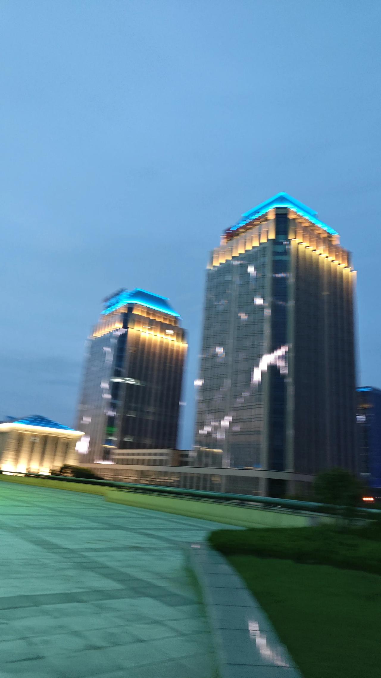 刘震云说：“人到老年，只管活着，什么都不要想，什么都不要求，什么都不要怕，人活一