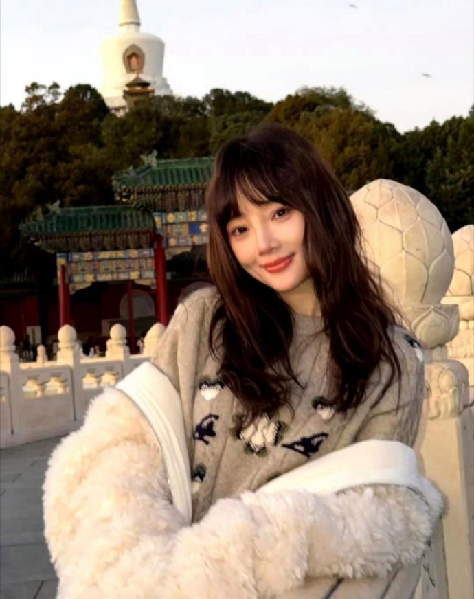 李小璐晒了自己的秋日写真，非常有少女感