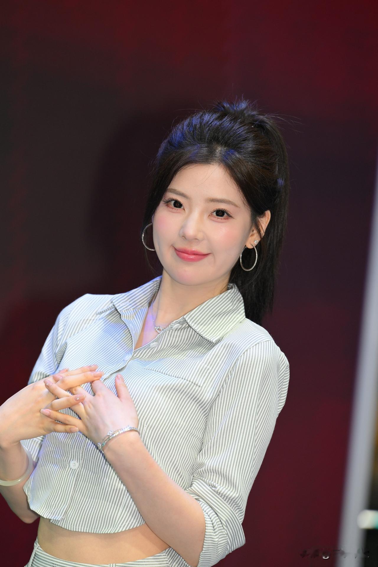 车展上的百褶短裙美腿车模春晓​​​性感长腿车模