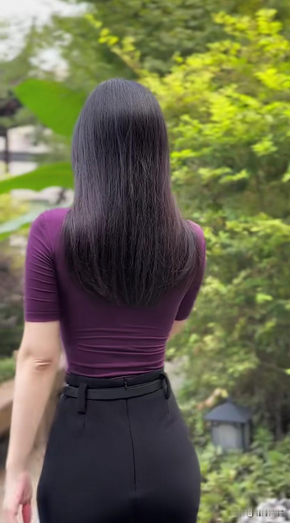 紫衣拂绿影，步履入幽林。