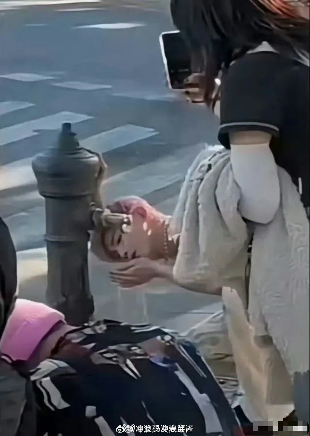 白敬亭水龙头帅照是这么拍出来的，难怪他只晒特写照…​​​