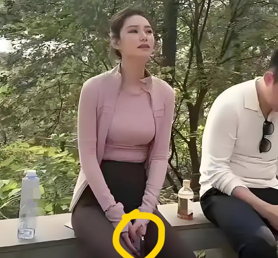 我堂姐亲眼见过马筱梅，她对小梅的评价让我有点意外，她说，马筱梅根本不是网上看