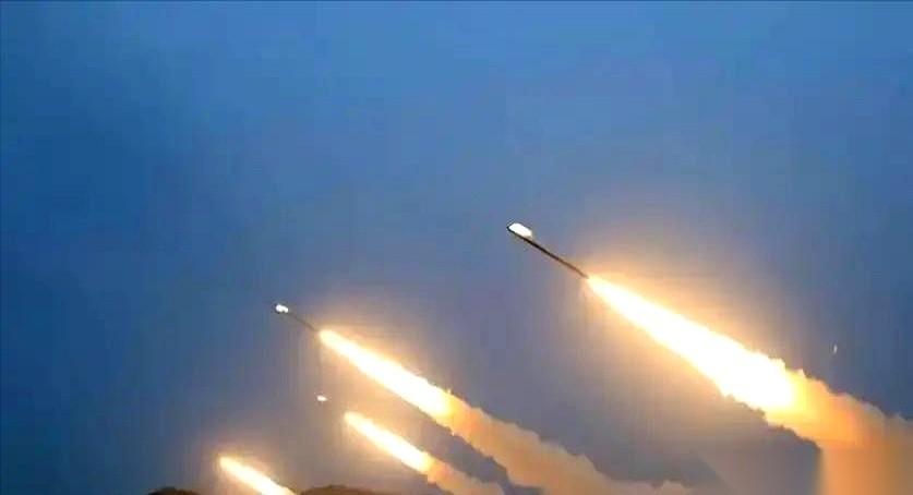 伊朗那边，不忍了。一张停火协议，墨迹还没干透，以色列50架战机就撕破了天。十分