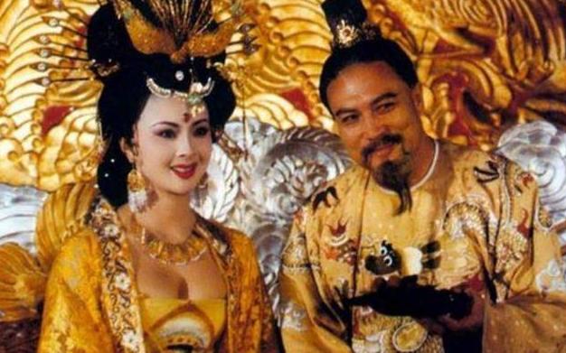 杨贵妃与安禄山私下互生好感，为遮掩二人往来破绽，阴差阳错创造出一件物品，历经千年