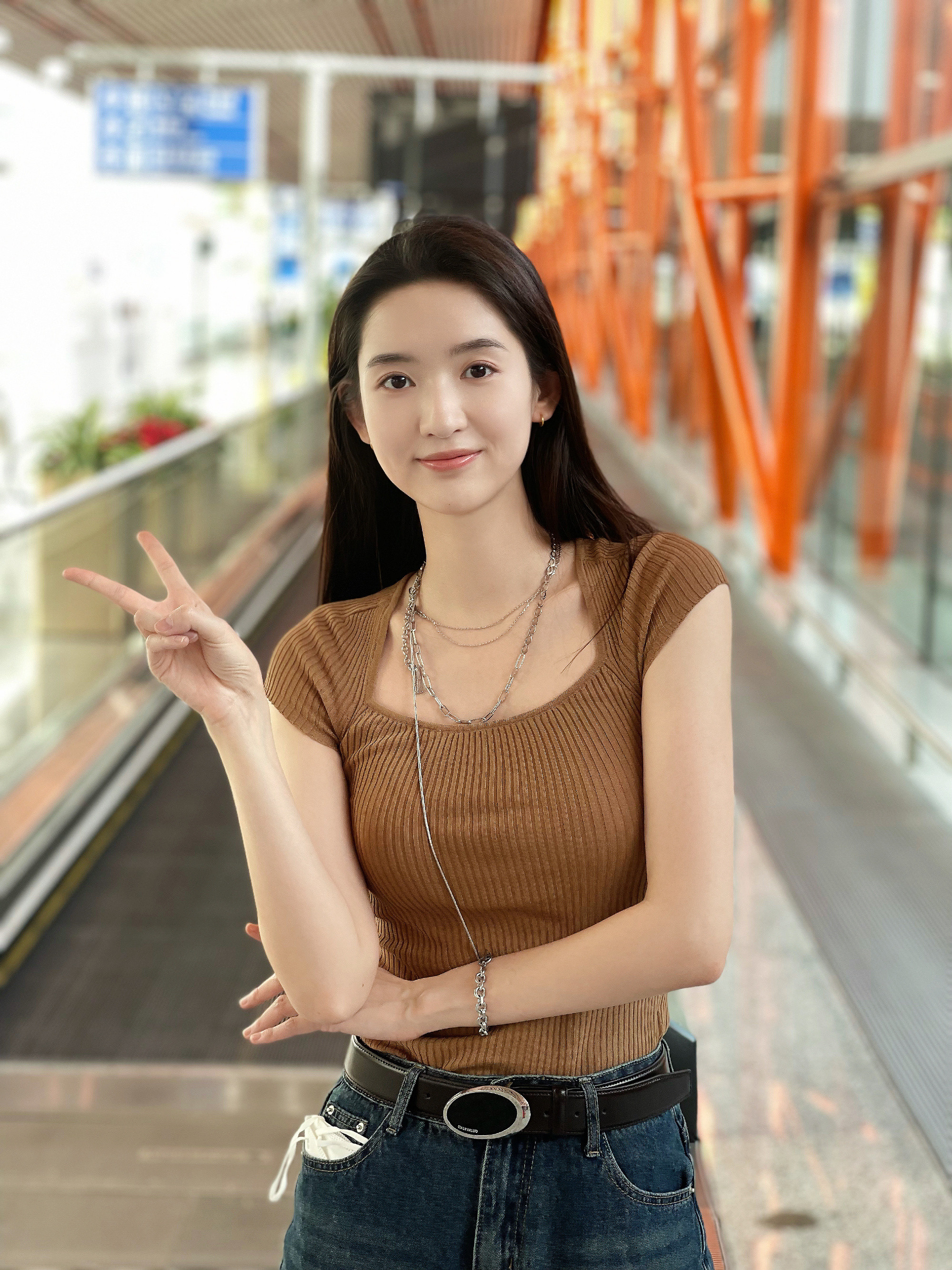 王玉雯给我看舒服了王玉雯经济上行的美很难不爱自带阳光感的王玉雯！一张明媚笑脸格外