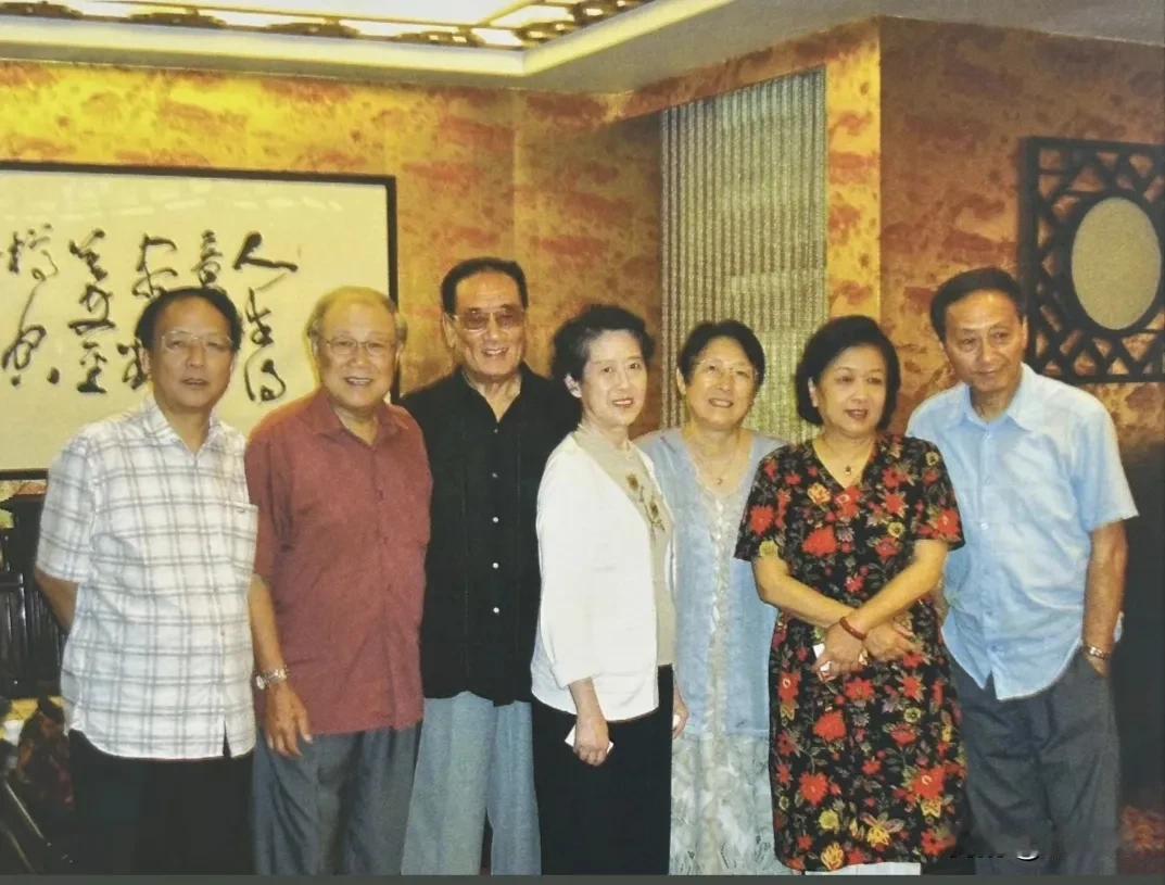 上译厂的配音演员童自荣刘广宁曹雷与庞学勤谢芳难得一起合个影
