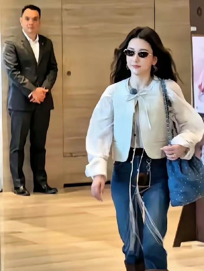 方媛晒出出行装备，行李箱整装待发，即将启程录制综艺。从细节中可见她的用心与品味，