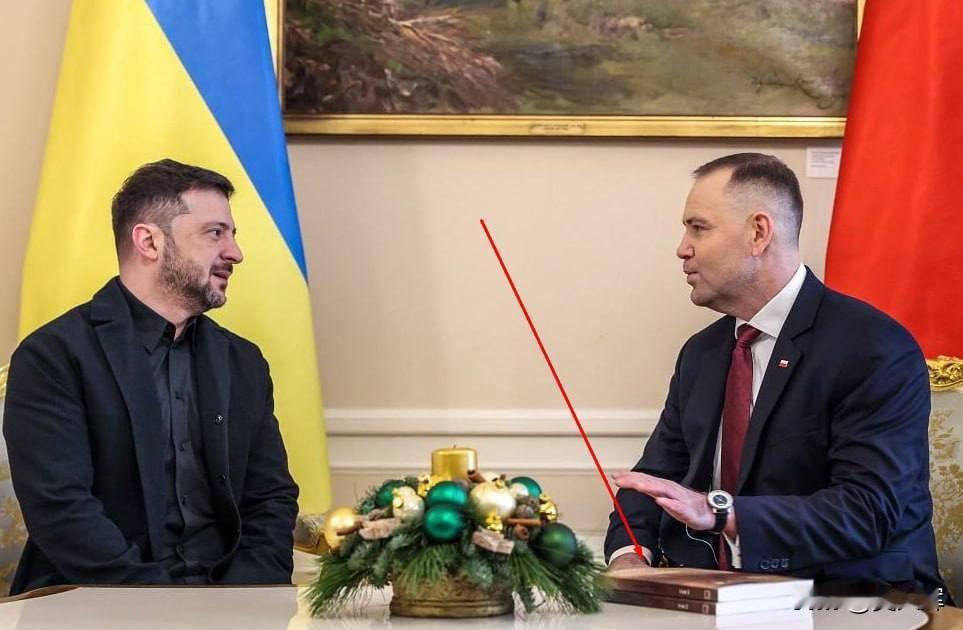 【波兰总统向泽连斯基赠予两卷本《沃伦惨案文献集》】需要指出的是，华沙将二战期间乌