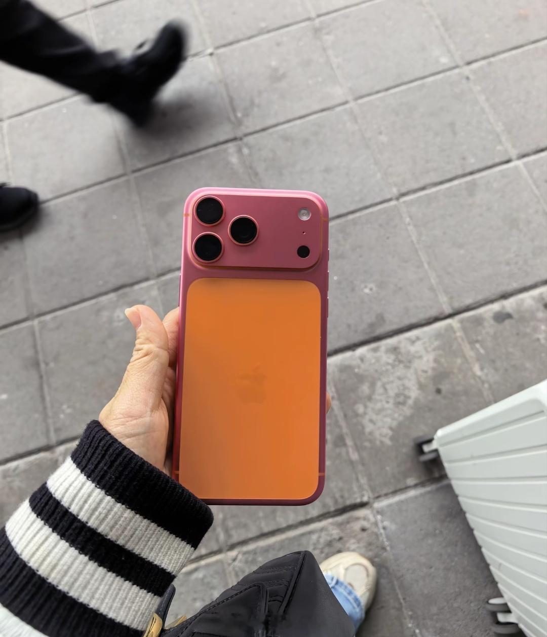 还以为iPhone17Pro系列出新配色了，星宇橙褪色成夕阳红，还好掉色挺均