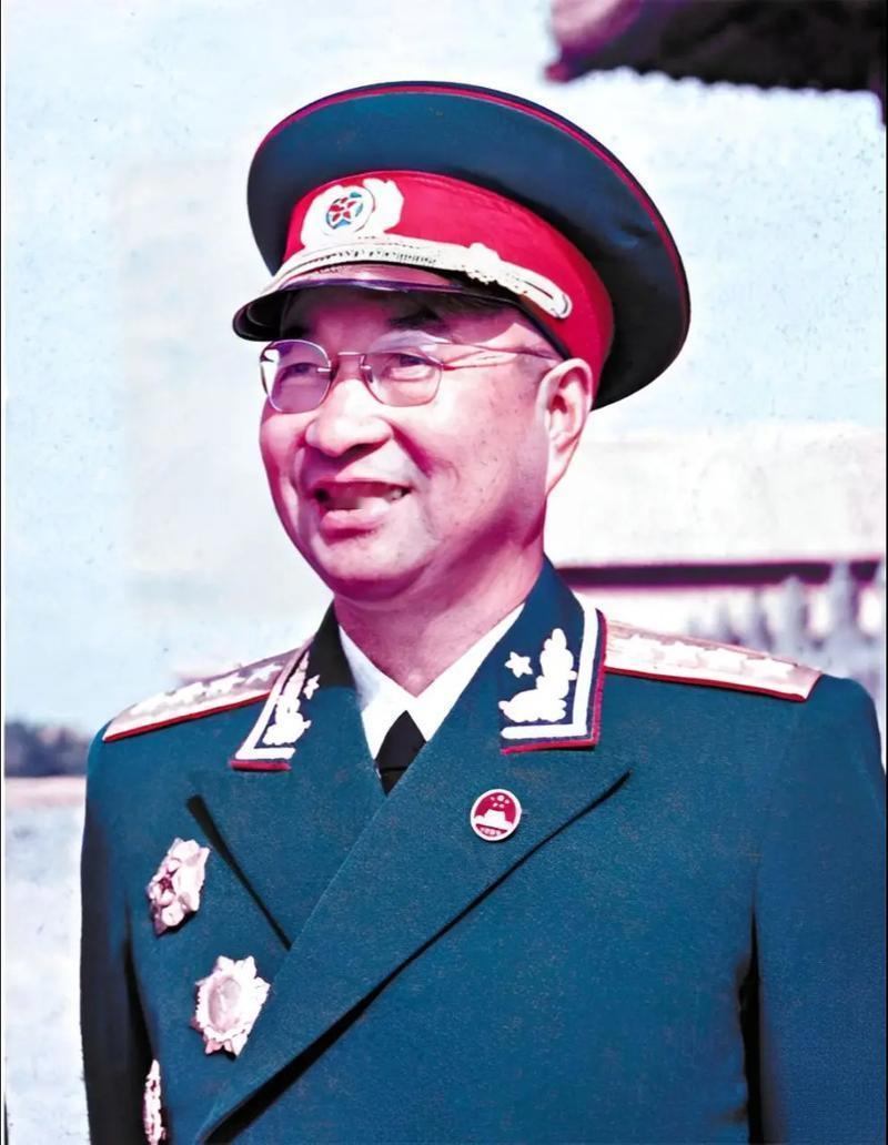 很多人感慨陈赓文武双全，倘若长寿，有望坐上总参谋长一职。陈赓建国初期当过副总参谋