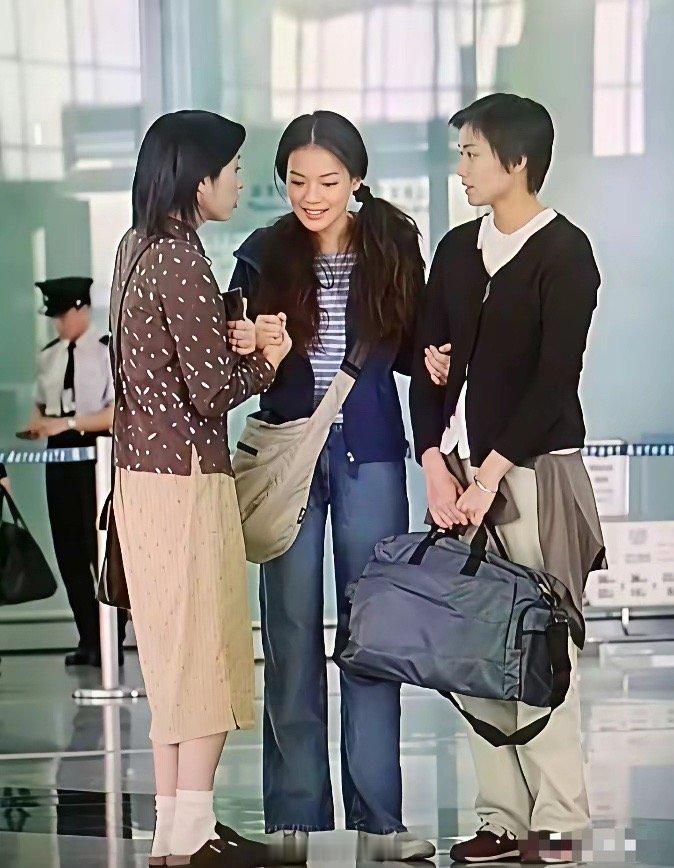 时尚是个轮回，香港在二十年前就已经穿勃肯鞋＋短筒白袜了[微笑]​​​
