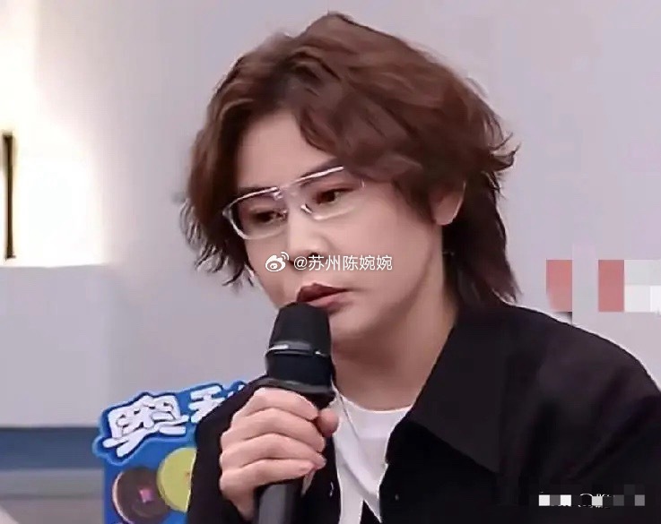 王濛在浪姐直播里，听见倪萍说“商量一下”，她站起来说：“商量？我滑500米差0