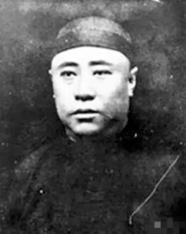 1925年，张作霖icon治下的铁路局长常荫槐icon因公出差。听手下说头等包厢