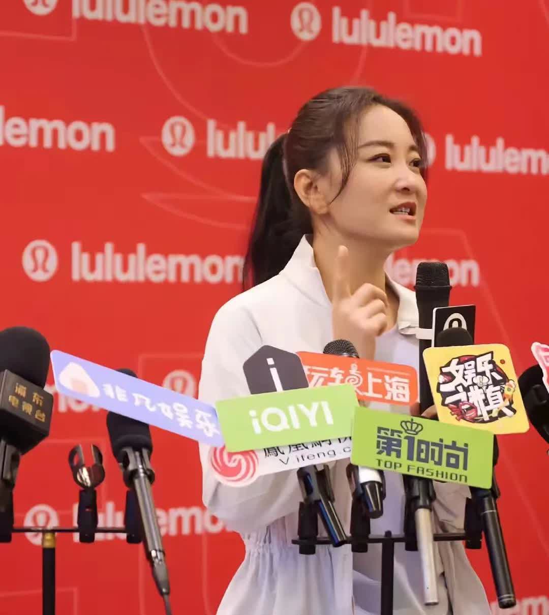 看了贾玲最新的采访，突然发现一个很大的问题，你们注意到了吗？贾玲变了，不是因