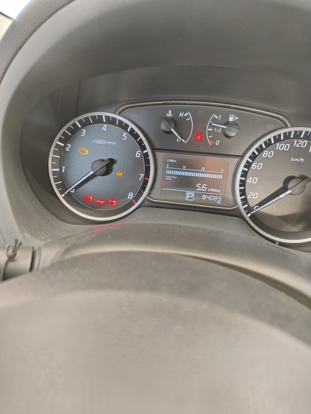 汽车发动机报警灯不时亮起找不出原因我买的日产轩逸经典2021款，白色，2020