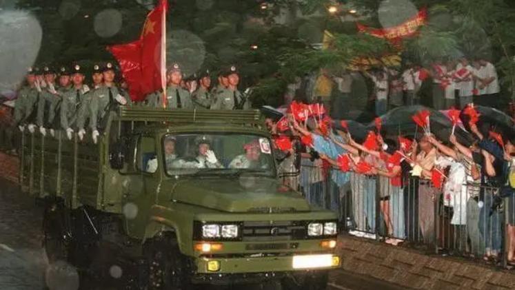 英国军官不解：为何将香港还给中国？英上将一句话让他们哑口无言1997年7月1