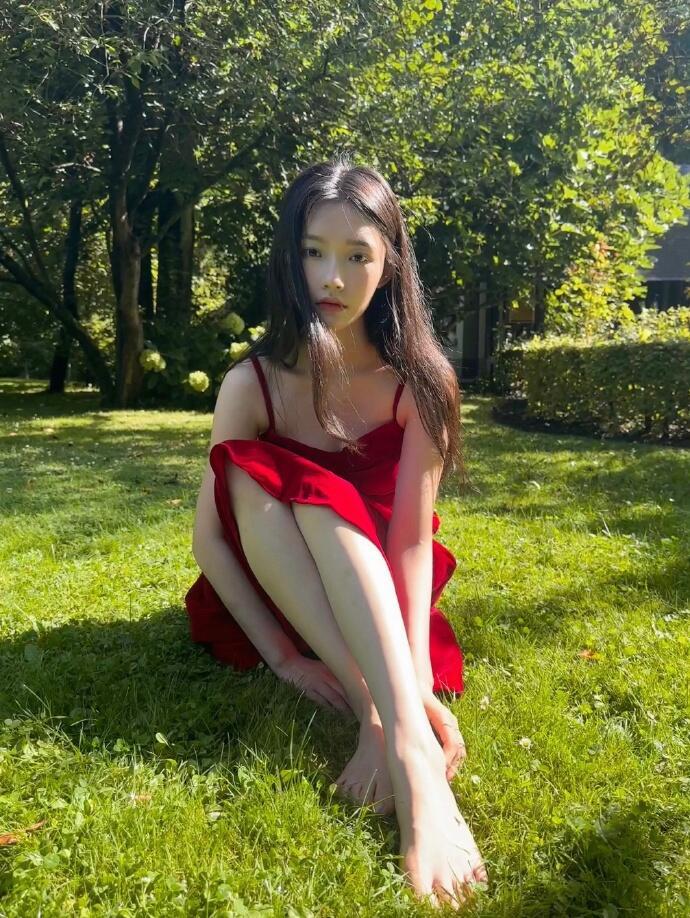 林允，一袭红衣