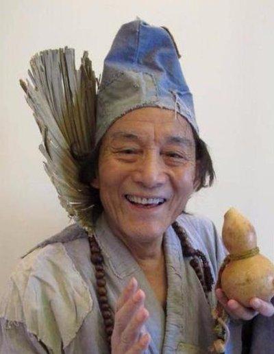 小和尚问老和尚,“念经的时候打瞌睡可以吗？”回答：“不行！”小和尚又问，