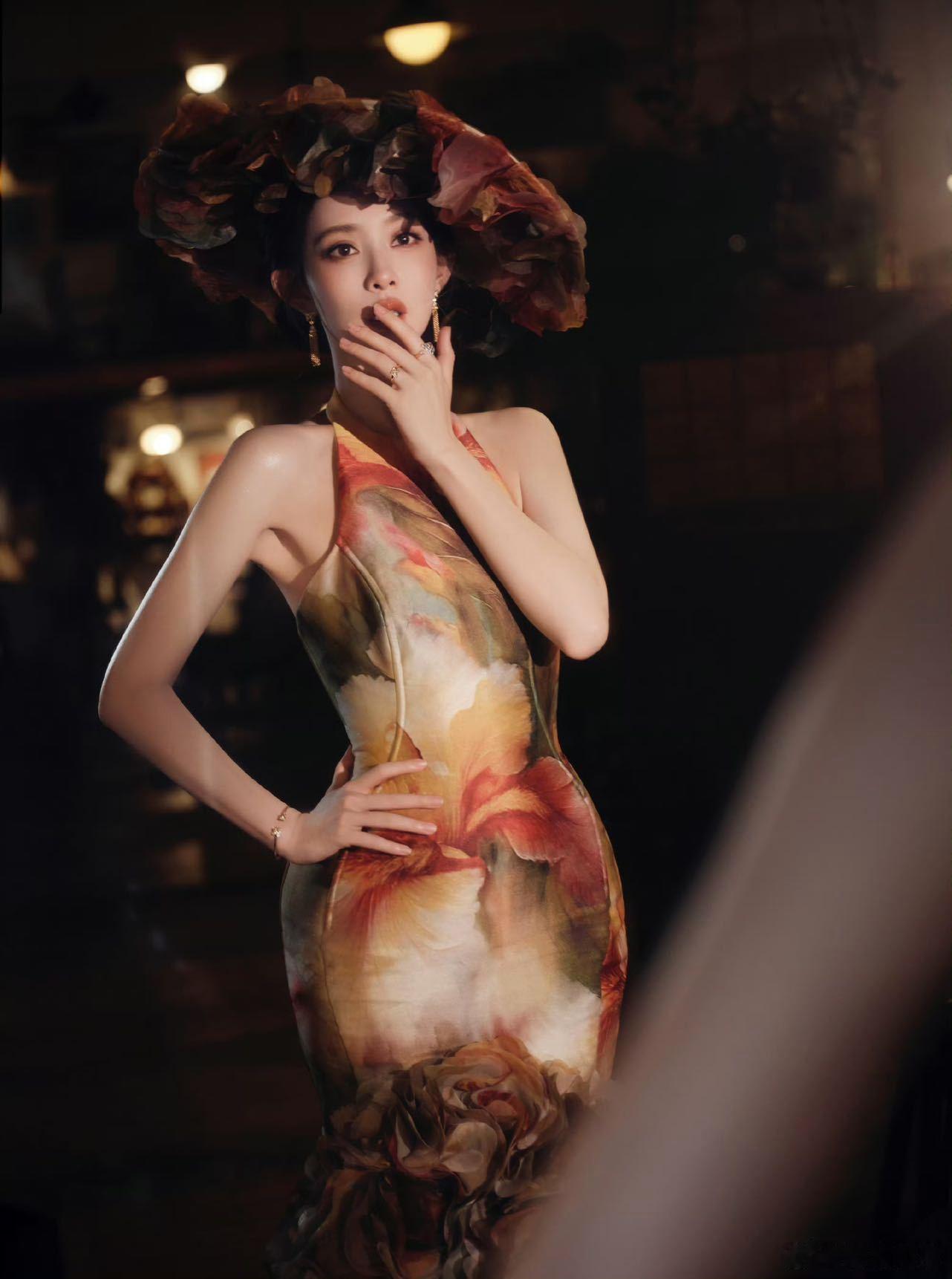 看到孟子义最新的活动照片，优雅中带着力量，仿佛复古油画里的摩登女郎，真是太美了！