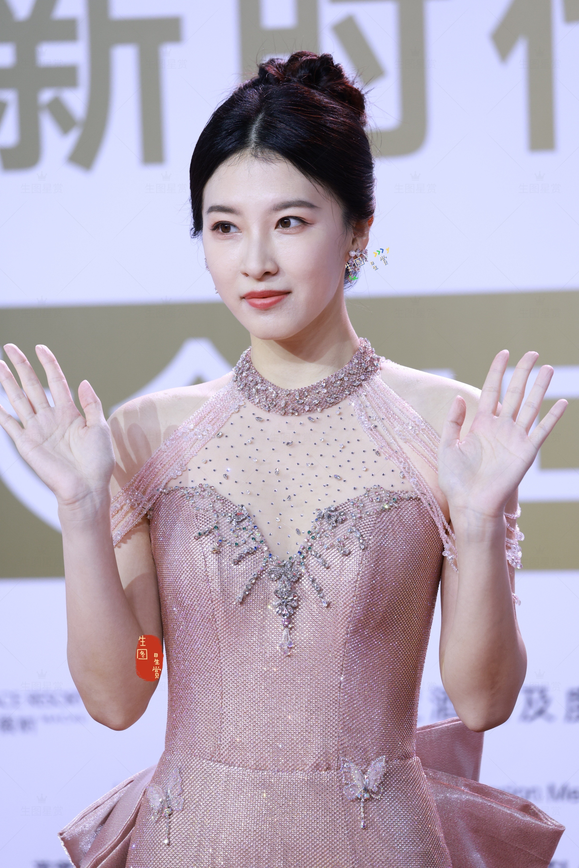 粉调杜雨宸，盘靓条顺澳门新时代电视节红毯生图