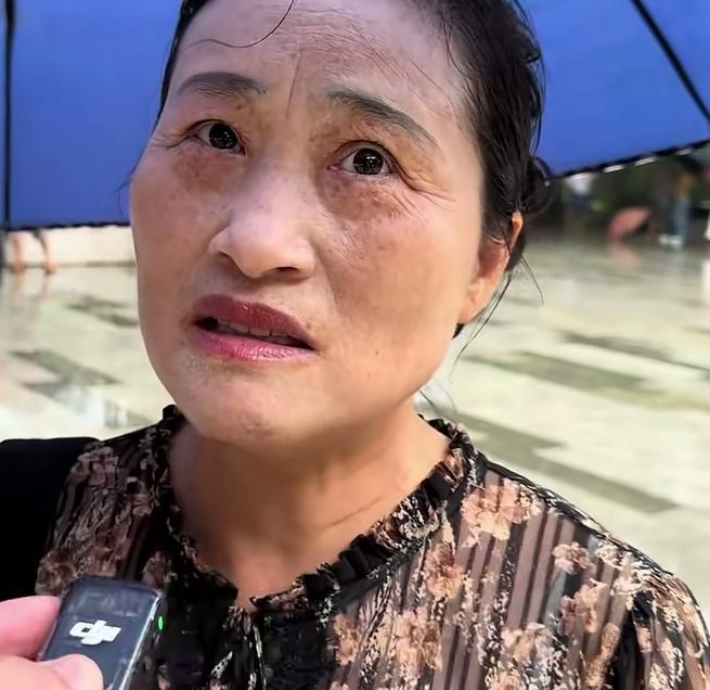 阿姨自称家里有三幢楼房(不是三套)，条件很好！儿子93年的至今未婚，想周末到公园