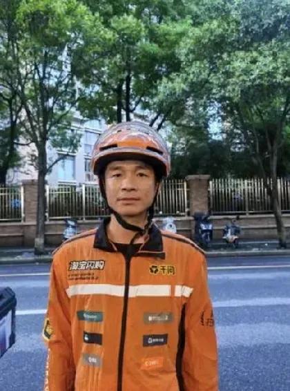上海外卖员潘兆斌，42岁，广西柳州人，来上海送外卖还债，3月24日那天他正赶着送