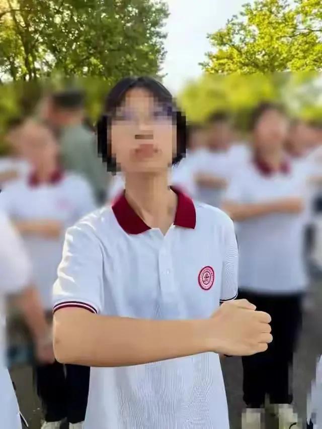 高一女生军训身亡！我们到底需要什么样的军训？今年的暑期被学生军训霸屏了，全国