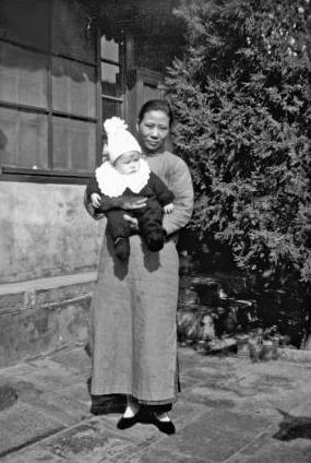 1938年，一名外国婴儿在天津一家教会医院呱呱落地。亲生父母急着离开中国，把这个