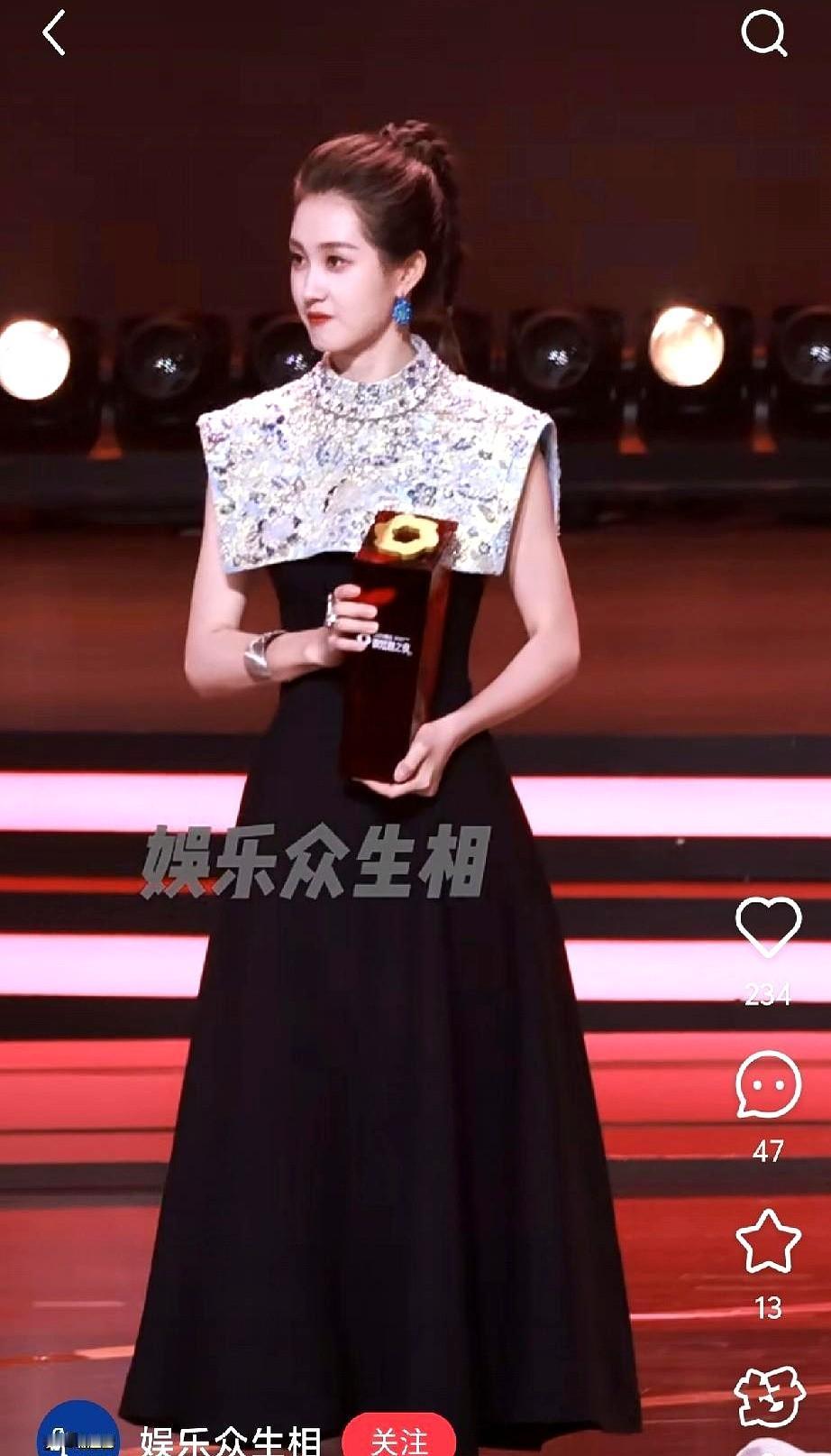 微短剧之夜结束不到半小时,郭宇欣换装就挂在热搜边缘,原因很简单,别家嘉宾两套礼服