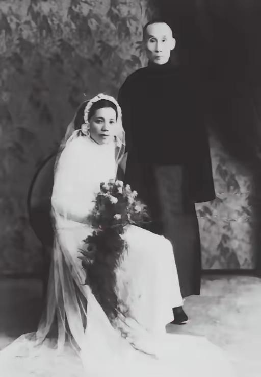 1932年，19岁学霸校花张晓芳，在母亲的强制下，嫁给52岁已婚富豪。她强忍泪水