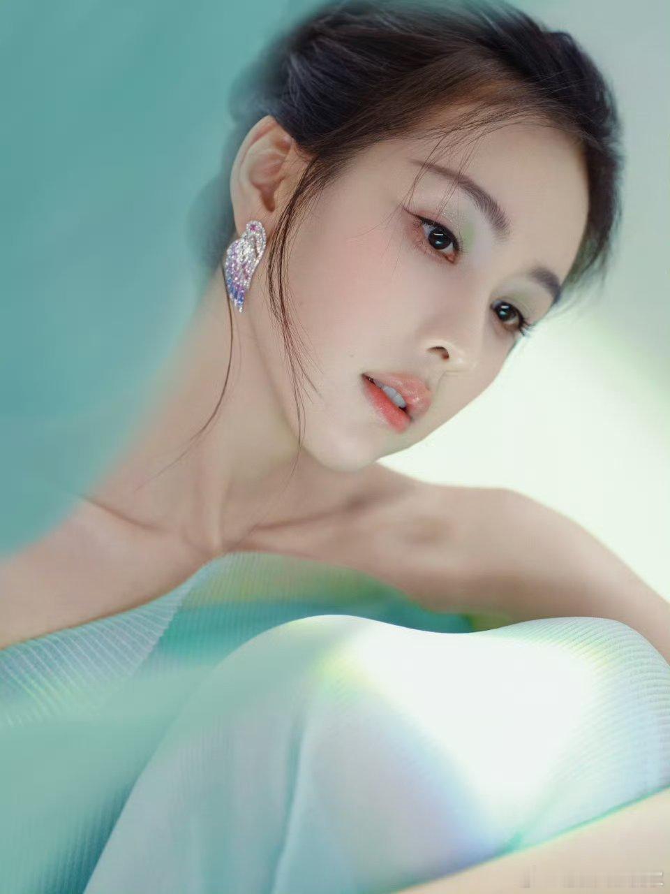 陈都灵微博之夜官宣海报，期待美女的红毯造型美美嘟嘟