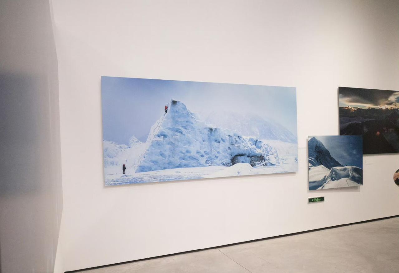 冰攀，“先锋攀”！王一博冰攀大图正在北京798FUJIKINA展览，作品介绍处