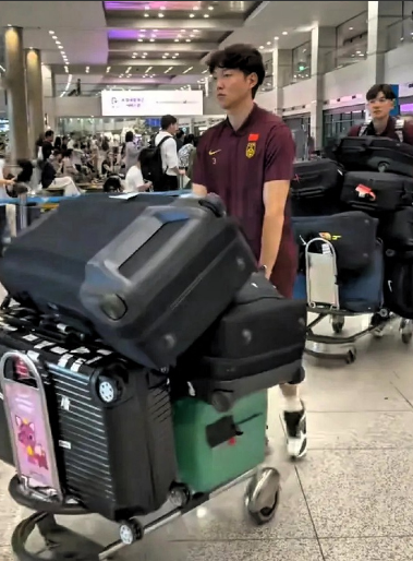 国足出国比赛带大量行李箱这件事确实挺令人费解的。据有关方面解释，国足行李除了