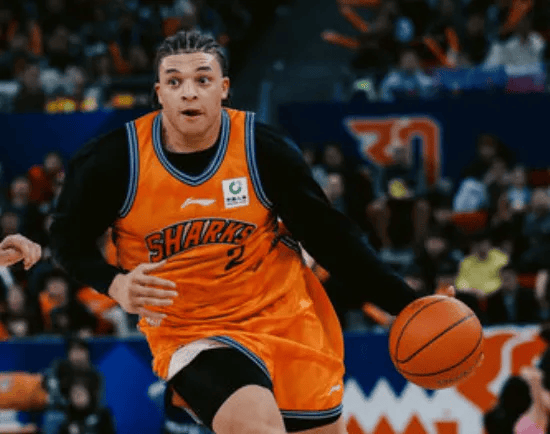 卢伟: 和洛夫顿说希望他能在进攻端帮助球队, 外线得投出来