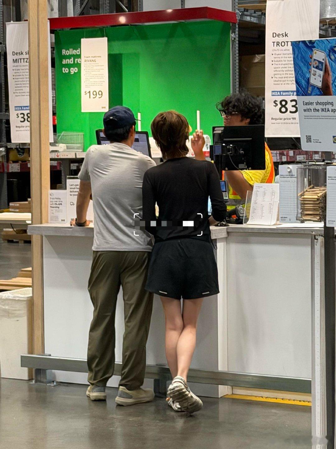 温哥华偶遇郑恺苗苗逛街郑恺和苗苗逛个家具城都能被偶遇，无处不在的中国网友哈哈哈哈