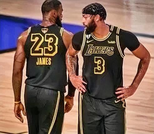 浓眉：大哥你还有话语权吗？詹姆斯：现在我没啥话语权了。浓眉：我想回湖人詹姆