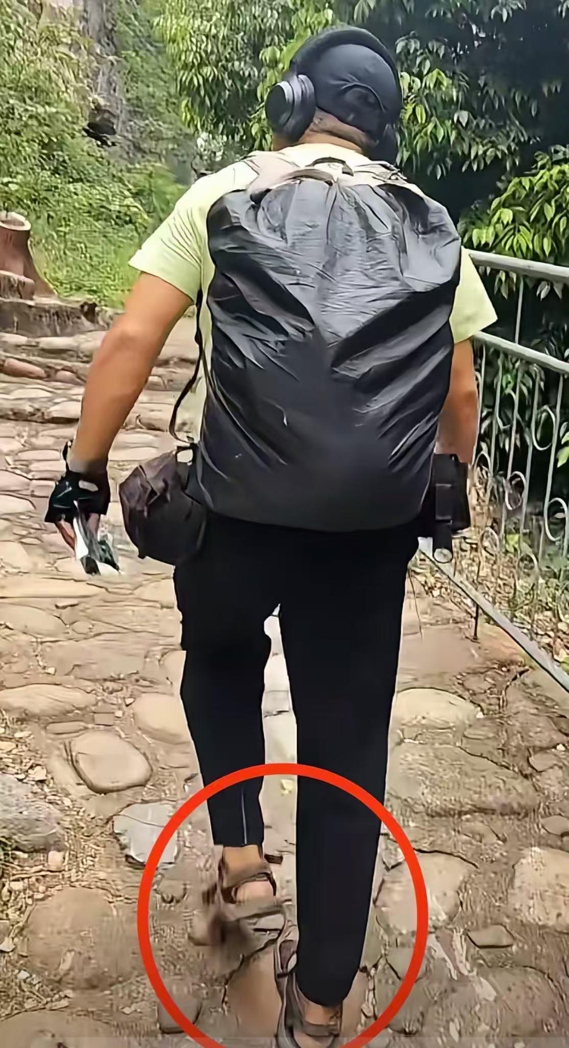 广西,博主深山偶遇“怪人”，反手一个报警，这波操作太硬核！今天刷到一个广西河